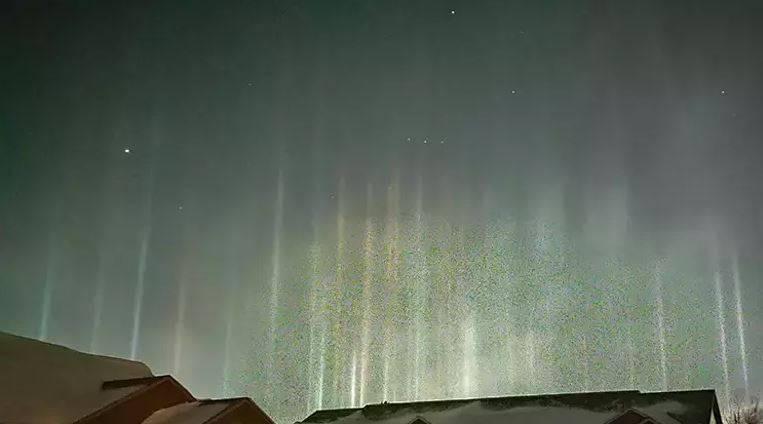 Gökyüzünde Görsel Şölen: Işık Sütunları. Gören bir daha dönüp bakıyor - Resim: 3